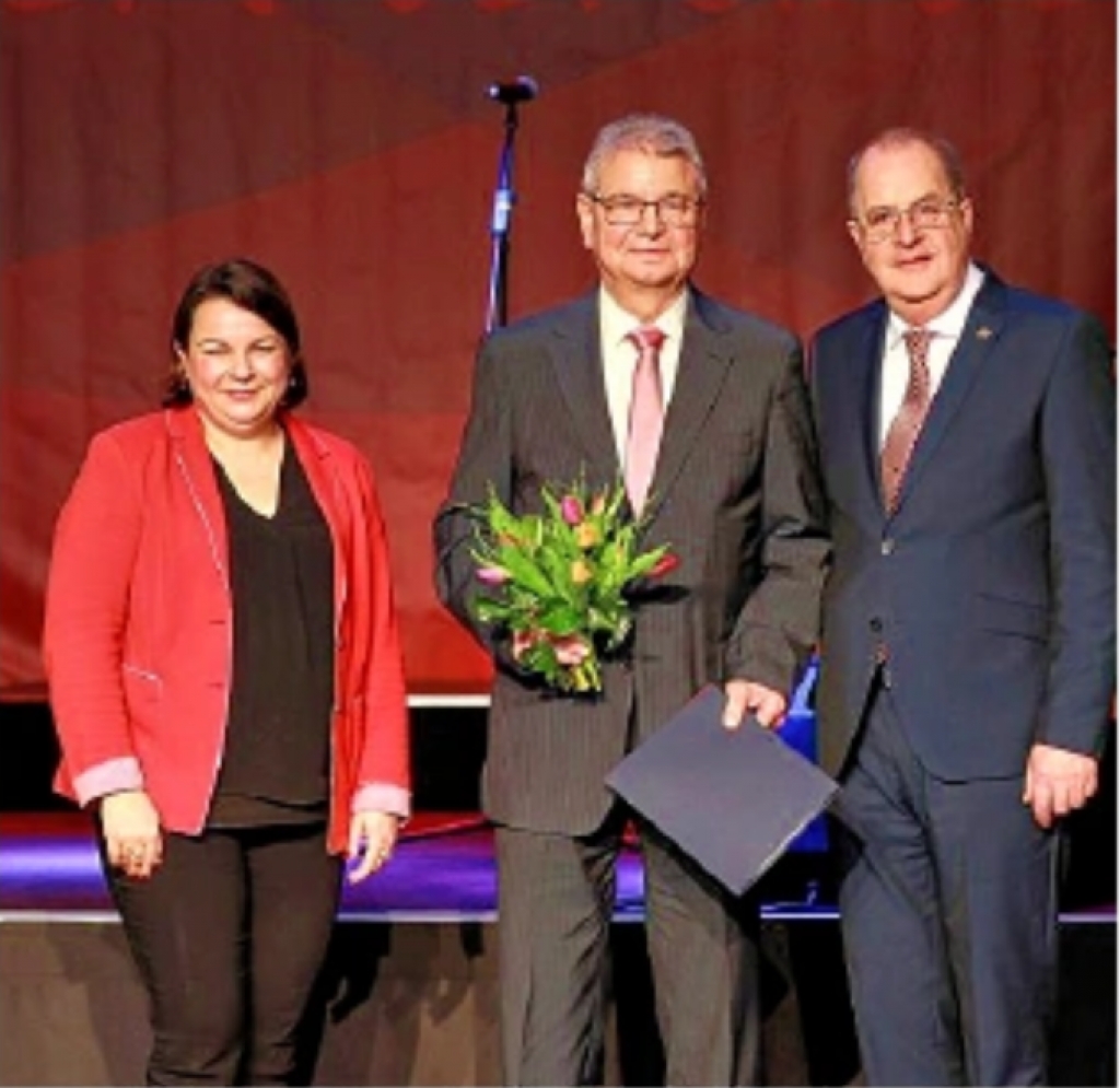 Hnas-Dieter Salow (Mitte) wurde von MV-Sportministerin Stefanie Drese und LSB-Präsident Andreas Bluhm ausgezeichnet. Foto: LSB MV