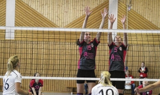 Der SV Einheit Ueckermünde um Antje Fröhlich-Röder (links) und Evelin Scharff (rechts) kämpft weiter um das Podium in der Volleyball-Verbandsliga. Foto: Christian Johner