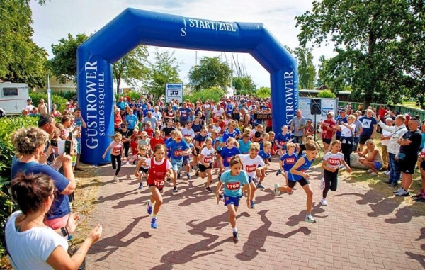 Zwölf Rennen stehen in 2026 im Kalender der UER-Laufcupserie - darunter auch wieder der Deichlauf in Mönkebude. Foto: Andy Bünning
