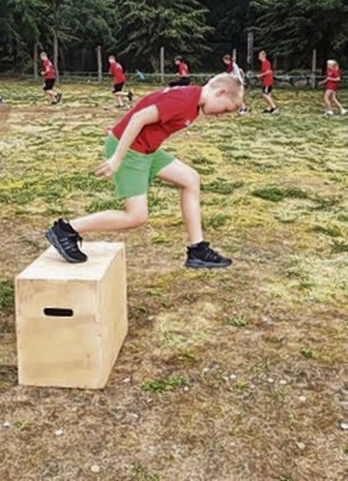 Konditionstraining unter freiem Himmel stand ebenfalls auf dem Programm der jungen Leichtathleten. Foto: ZVG