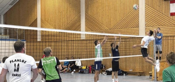 Beim Mixed-Turnier in Ueckermünde krönte sich die „Volleybären-bande“ aus Greifswald mit dem Titel „King of the Haff“. Foto: ZVG