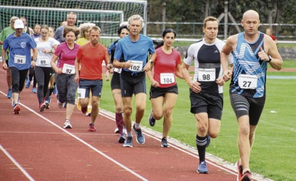 Erwachsene und Senioren mussten am Mittwochabend 3000 Meter im Stadion bewältigen.