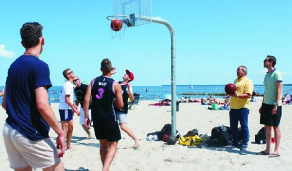 Foto (Stefanie Peters): Die BallRox erobern unter den Augen von Joachim Trikojat und Daniel Havlitschek die neue Beachbasketball-Anlage am Strand.