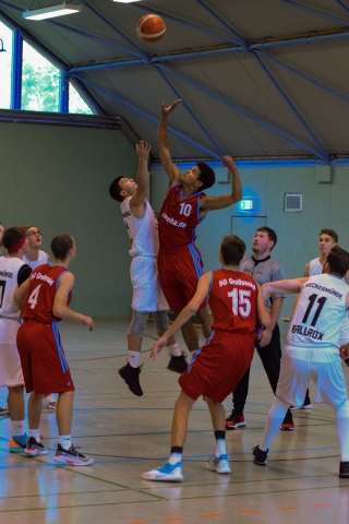 Beide Mannschaften beim Tipoff zum Beginn des Spiels. Foto: ZVG