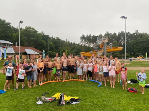 Wasserrutschenwettbewerb der Vereinsjugend