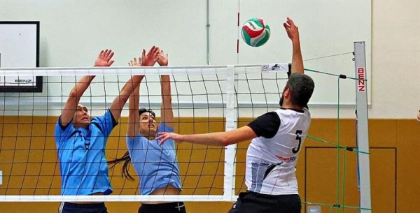 Die Strasburger Volleyballer (links am Netz) zeigten viel Einsatzfreude, gingen am Ende aber erneut leer aus. Foto: Wolfgang Dannenfeldt