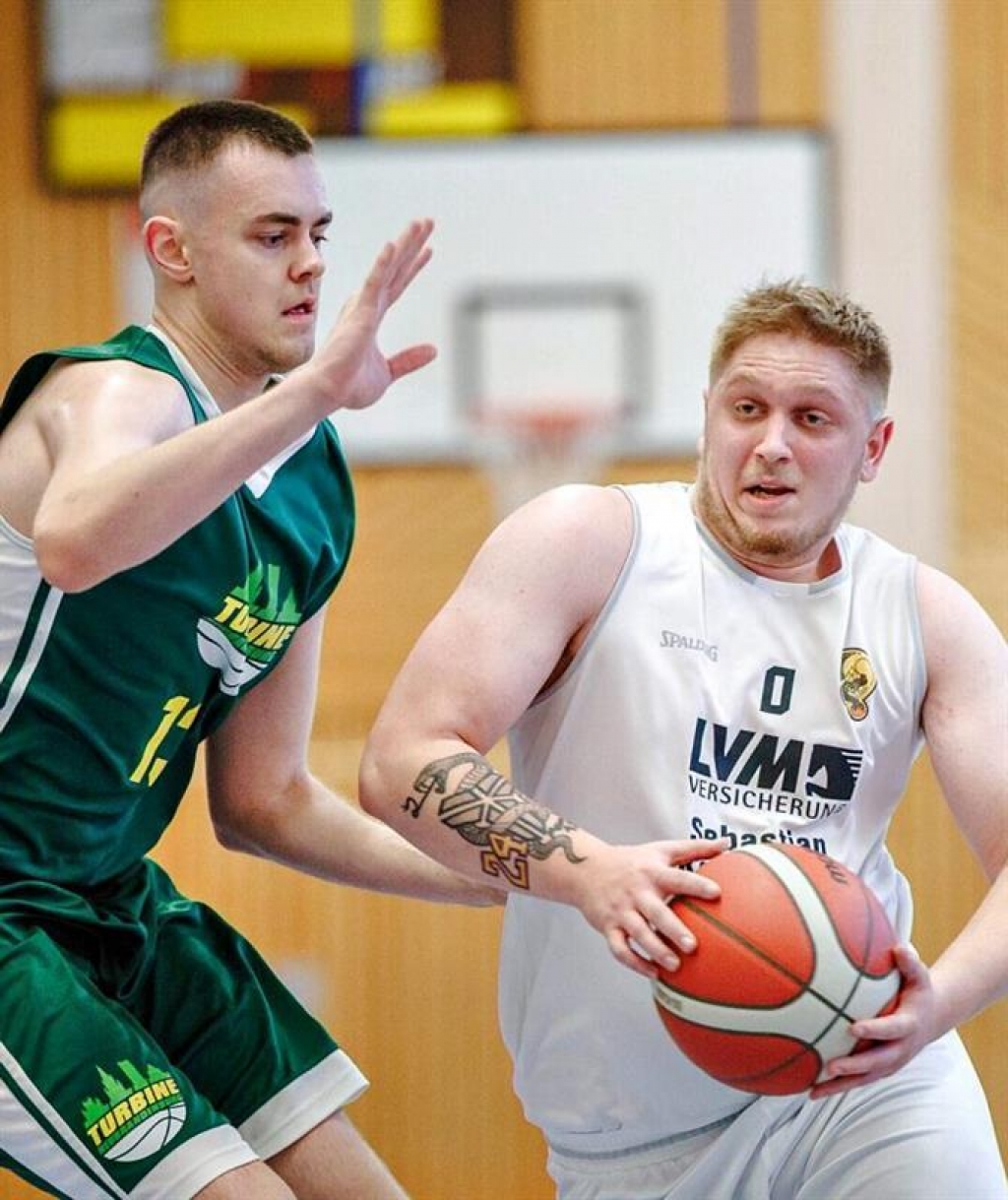 Die BallRox aus Ueckermünde um Jacy Ramm (rechts, gegen Ben Bülow) gewannen gegen die Neubrandenburg Guardians. Foto: Andy Bünning