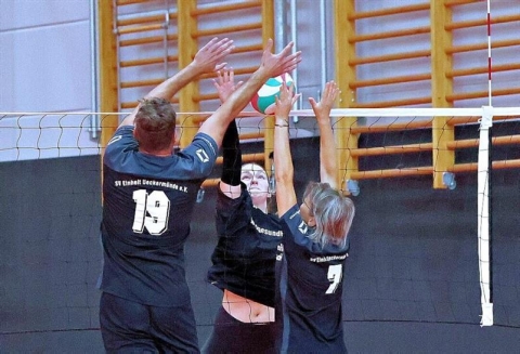 Die Ueckermünder Volleyballer (vorn) wollen am 2. Spieltag in der Vorpommern-Liga ihre Siegesserie weiter ausbauen. Foto: Wolfgang Dannenfeldt