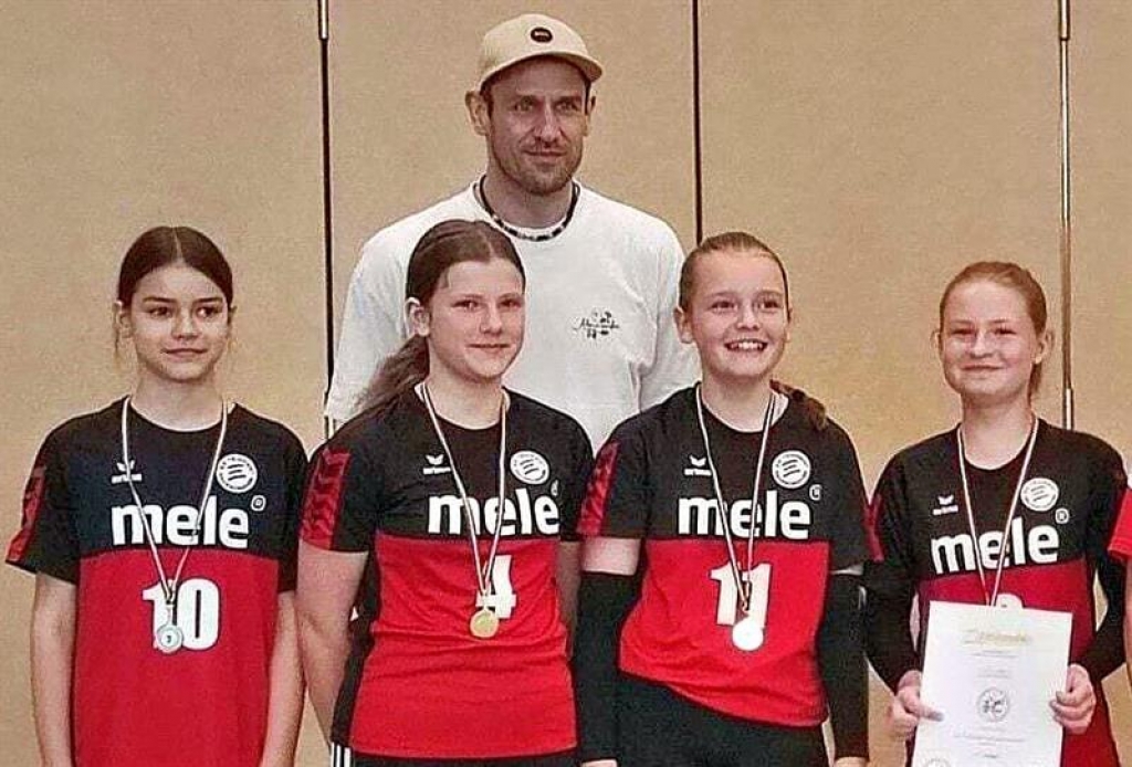 Die Ueckermünder U12 sicherte sich Platz 1 und ein Foto mit Schwerins Meistertrainer Felix Koslowski. Foto: ZVG