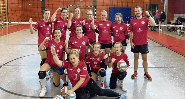 Die Verbandsliga-Volleyballerinnen vom SV Einheit Ueckermünde bejubeln ihren 3:0-Sieg gegen den 1. VC Stralsund II. Foto: ZVG