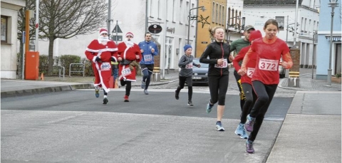 Weihnachtsmänner auf der Laufstrecke