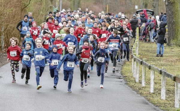 Erstmals unter dem Namen „Torgelower Winterlauf“ nehmen Ende Januar über 110 Läufer an der Eröffnung der Uecker-Randow-Laufcupserie teil. Fotos (2): Andy Buenning (Archiv)