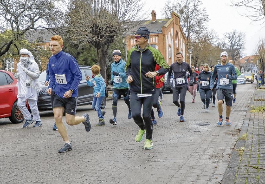 Aufgrund der Corona-Pandemie konnten in diesem Jahr nur fünf der ursprünglich zwölf geplanten Rennen der Laufcup-Serie angeboten werden. Der Ueckermünder Weihnachtslauf lockte zum Abschluss noch einmal 85 Sportler auf die Strecken. Foto: Andy Buenning