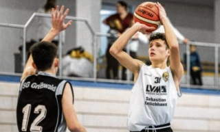 Die Ueckermünder um Lukas-Marcel Bartsch (rechts) verloren gegen die SG Greifswald im Heimspiel mit 42:50. Foto: A. Bünning