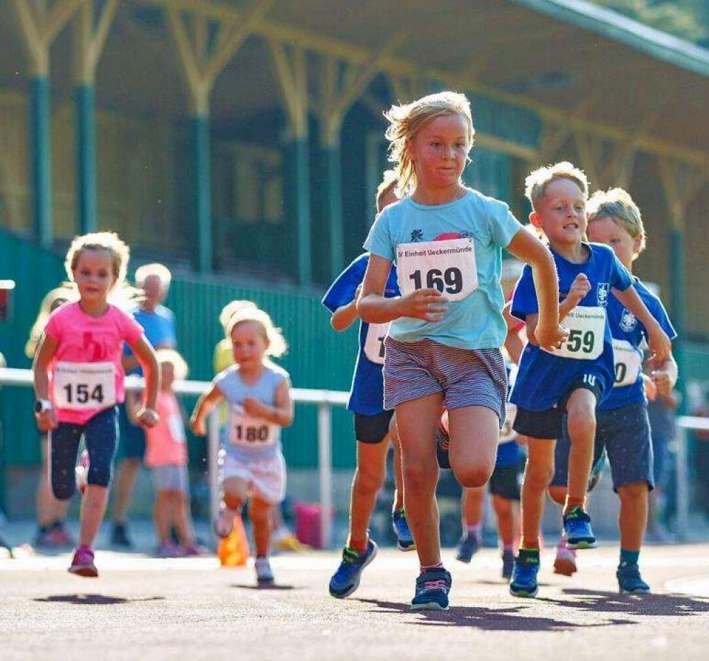 Anna Semmler (vorn) gewann im Waldstadion den Lauf über 400 Meter. Foto: Andy Bünning