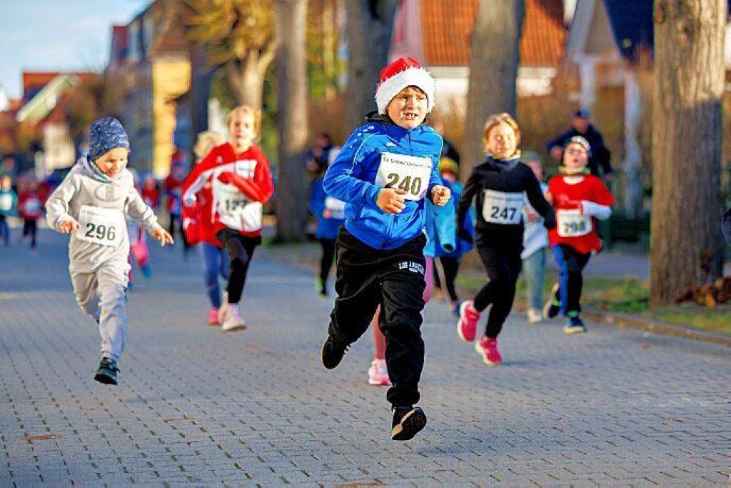 Der Ueckermünder Weihnachtslauf ist was für die Kleinen und Großen. Foto: Andy Bünning