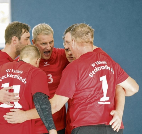 Die Einheit-Volleyballer um Enrico Andrae (Mitte) hatten trotz der Niederlagen Spaß. Foto: Andy Bünning