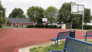 Ist die Basketball-Anlage auf dem Schulgelände ohne Genehmigung verlegt worden? Das müssen die Behörden prüfen. Foto: Eckhard Kruse