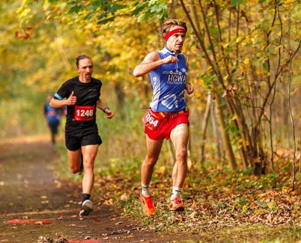 Jan Henrik Lange (rechts) von der HSG Uni Greifswald gewann die 10,2 Kilometer lange Strecke. Foto: Andy Bünning