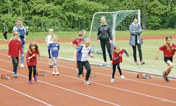 Am Start: Die Mädchen der Altersklasse w10 nehmen den 50-Meter-Sprint in Angriff. Foto: Fründt