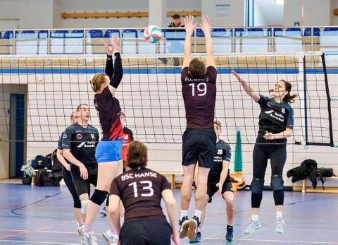 Die Volleyballer von Einheit Ueckermünde (hinter dem Netz) beendeten den Spieltag mit einem Sieg und einer Niederlage. Foto: Andy Bünning
