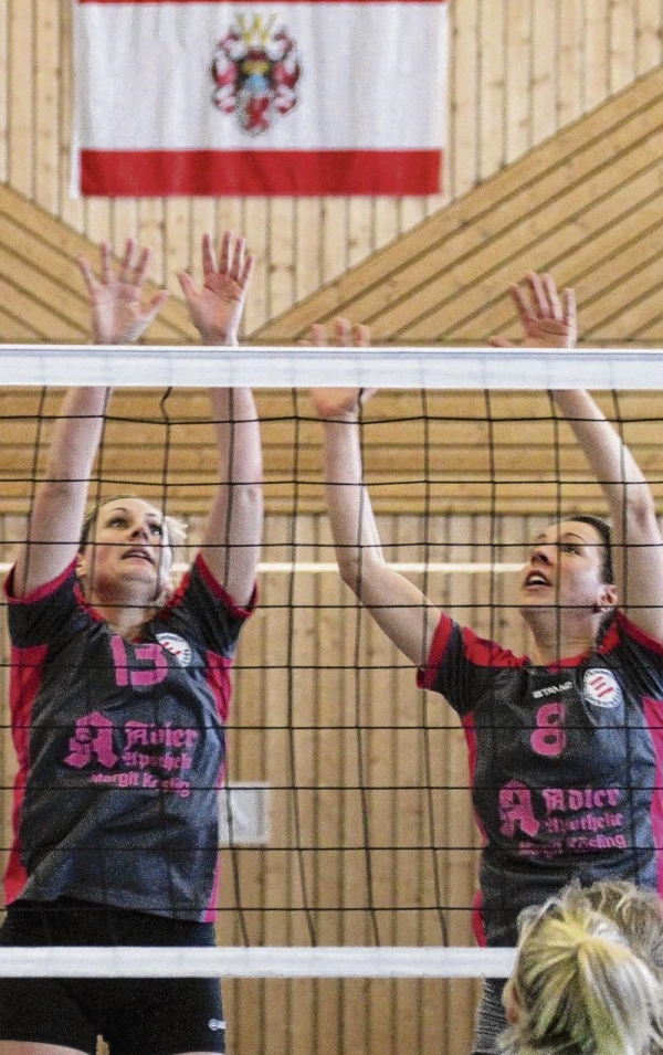 Der SV Einheit Ueckermünde um Steffi Pahl (links) und Jennifer Achterberg (rechts) will den dritten Rang in der Verbandsliga behaupten. Foto: Christian Johner
