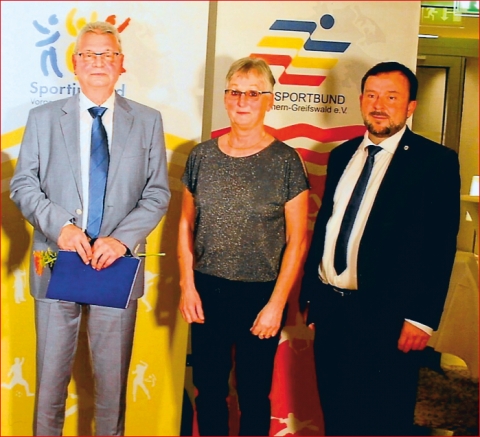 von links: Hans-Dieter Salow, KSB-Vorsitzende Christhilde Hansow, Sportdezernent Dietger Wille