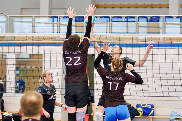 Die Volleyballer von Einheit Ueckermünde (hinten) müssen sich trotz Heimvorteil auf eine harte Gegenwehr einstellen. Foto: Wolfgang Dannenberg
