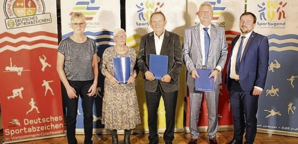 KSB-Vorsitzende Christhilde Hansow zeichnete Renate Schade, Günter Raderecht und Hans-Dieter Salow mit der Ehrennadel in Gold aus. Glückwünsche gab es auch vom Sportdezernenten Dietger Wille (von links). Foto: ZVG