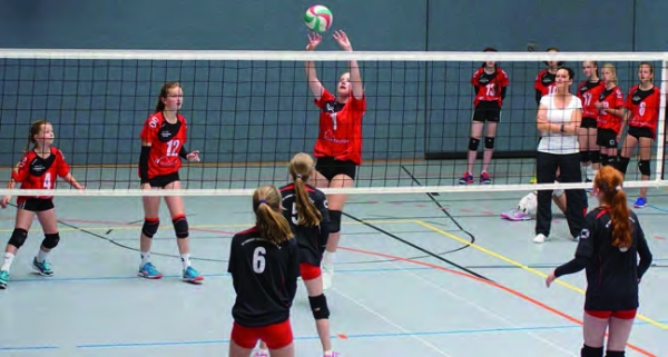 Die Ueckermünder Volleyballmädels im Spiel Foto: ZVG
