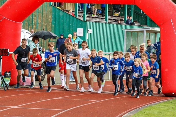Rund 60 Läufer gingen beim Abendlauf im Ueckermünder Waldstadion an den Start. Foto: A. Bünning