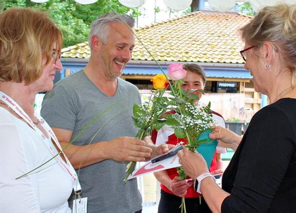 Die Ehrenurkunde des Vereins gab es für Ulrike Howe, Maik Raseck und Ramona Lubbe, dazu Blumen von Carola Chappuzeau. Fotos: Stefanie Peters