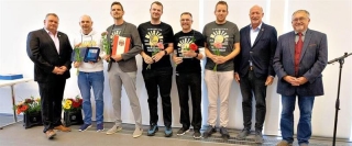 Den Geschenkpokal erhielt zudem das Basketballteam des SV Einheit Ueckermünde. Die Ehrung überreichten Stadtpräsident Robert Kriewitz (links), Bürgermeister Jürgen Kliewe (2. v. r.) und Thomas Bauch-Kröhnert als Vorsitzender des Sportausschusses. Foto: ZVG/Stadt