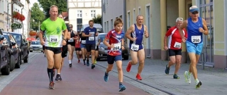 Umrahmt von den Hafftagen: In Ueckermünde findet am Samstag die 33. Auflage des Abendlaufes. Foto: Andy Bünning