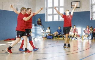 So soll auch am Samstag gejubelt werden: Der Einheit-Sechser um Kapitän Roland Florin, René Hafenstein und Enrico Andreae (von links) begeht morgen seinen Saisonauftakt in der eigenen Halle. Foto: Andy Buenning