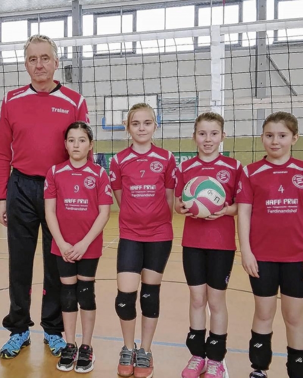 Einheit-Trainer Detlef Rühl mit den erfolgreichen Volleyball-Mädchen Lara, Anjeli, Christina und Alina (von links). Foto: ZVG