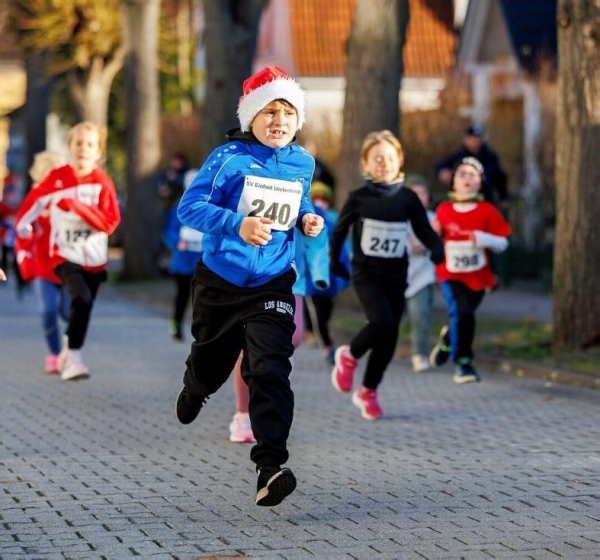 Über verschiedene Strecken konnten die Teilnehmer beim 24. Ueckermünder Weihnachtslauf an den Start gehen. Foto: Andy Bünning