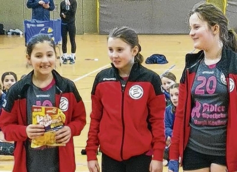 Die Ueckermünder Volleyballerinnen der U 13, Lara Rothbart, Christina Justus und Ronja Rönsch, bewiesen Teamgeist. Foto: ZVG