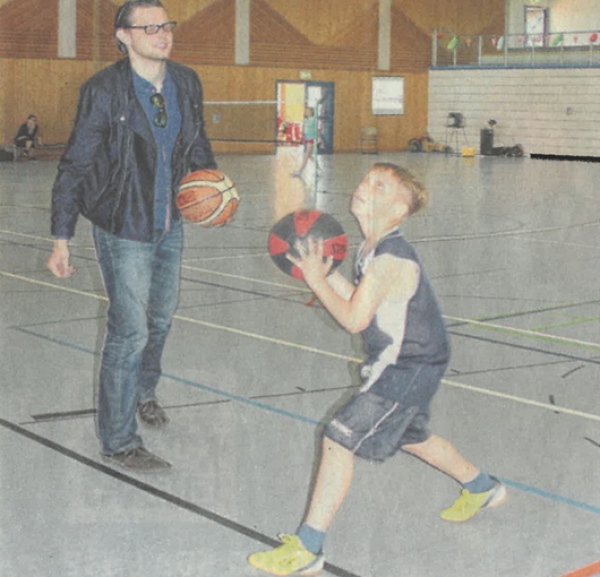 Daniel Havlitschek, Vize-Präsident des Landes- Basketballverbandes, sieht genau hin, als Jacy Ramm den Ball in den Korb befördern will. FOTO: STEFANIE PETERS