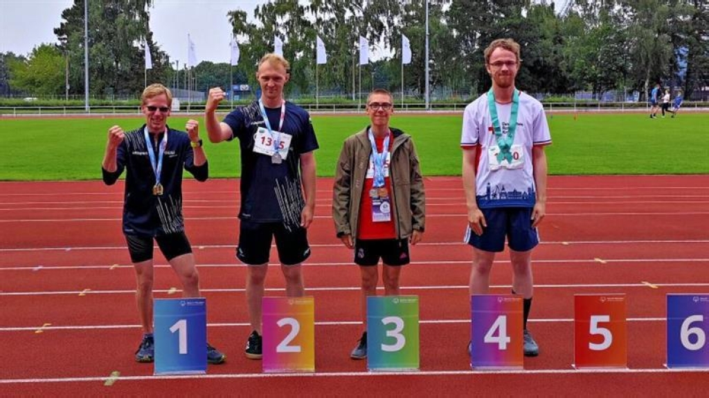 Tom Landrock (links) und Erik Wagner bei der Siegerehrung zum 100-Meter-Sprint, bei dem die beiden Athleten aus Ueckermünde und Pasewalk den ersten und zweiten Platz belegten. Foto: ZVG