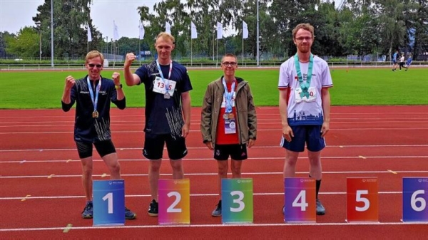 Tom Landrock (links) und Erik Wagner bei der Siegerehrung zum 100-Meter-Sprint, bei dem die beiden Athleten aus Ueckermünde und Pasewalk den ersten und zweiten Platz belegten. Foto: ZVG