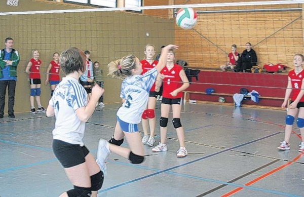 Volleyball-Mädchen zeigen im Finale tollen Sport