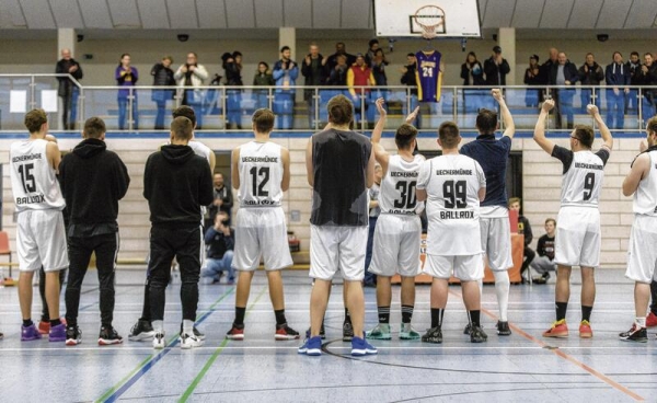 Sich nach einem erfolgreichen Spiel von den Fans feiern lassen – das ist auch das Ziel der U16-Mannschaft der Ueckermünde Ballrox. Vielleicht klappt es am Sonntag? Foto: Archiv/Andy Bünning