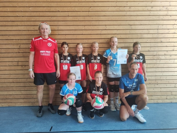 rainer Detlef Rühl (links) mit seinem U12 Team sowie 2 Spielerinnen und Trainer des SC Neubrandenburg, Foto: ZVG