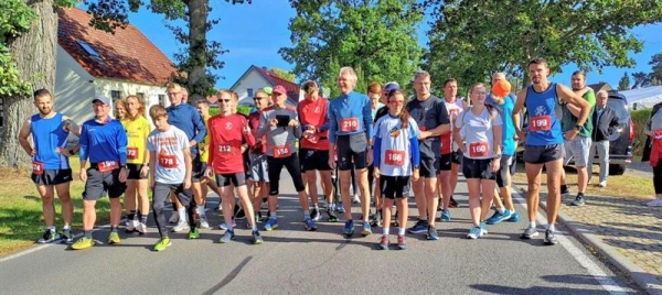 Die Teilnehmer fieberten dem Start beim 2. Liepgarten-Lauf entgegen. Foto: Any Bünning