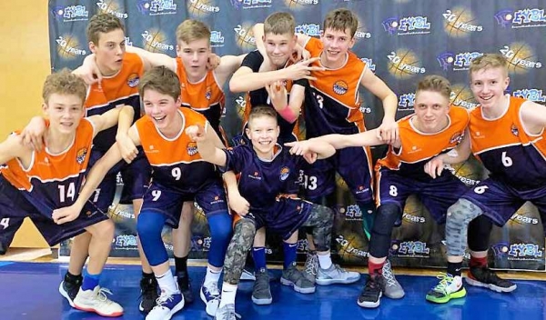 Das EBC Rostock-Team startete zum ersten Mal in der europäischen Jugendbasketball Liga (EYBL).  Hier sind die sportlichen Jungs in Lettland zu sehen. Unter ihnen Jacy Ramm (Zweiter von rechts). Sein Heimatverein ist der SV „Einheit“ Ueckermünde.