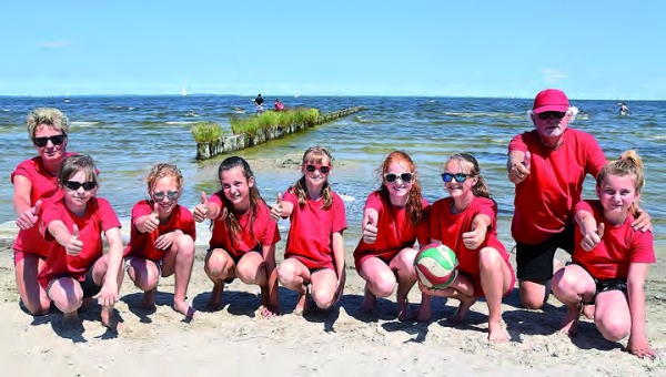 Foto: die Mädchen der U 12 und 13 weiblich mit ihrem Trainerduo G. Bastke/ A. Pecker hatten Bilderbuchwetter beim Ueckermünder Beachturnier 