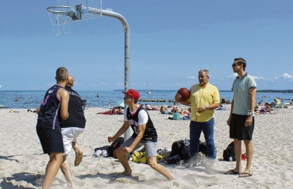 Die neue Beach-Basketball-Anlage am Ueckermünder Strand wurde sofort eingeweiht – natürlich mit einem Spiel. Foto: Stefanie Schulz