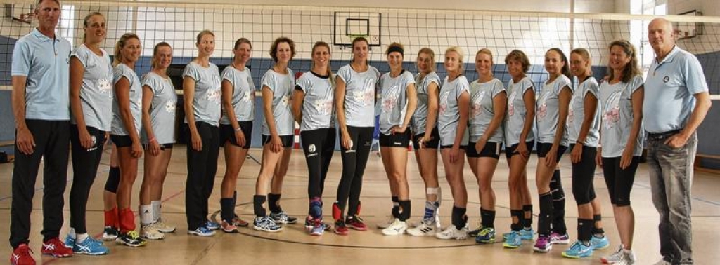 Das Senioren-Nationalteam der Volleyball-Frauen ist gespickt mit ehemaligen Profis. Die Trainerin Renate Riek-Bauer (2.v.r.) ist mit 518 Einsätzen die deutsche Rekordnationalspielerin im Volleyball. Foto: Dennis Bacher