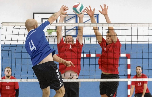Die Volleyballer des SV Einheit Ueckermünde um Roland Florin (Mitte) und Marcus Uecker (rechts) schlugen sich wacker gegen den PSV Neustrelitz II. Fotos: Andy Bünning